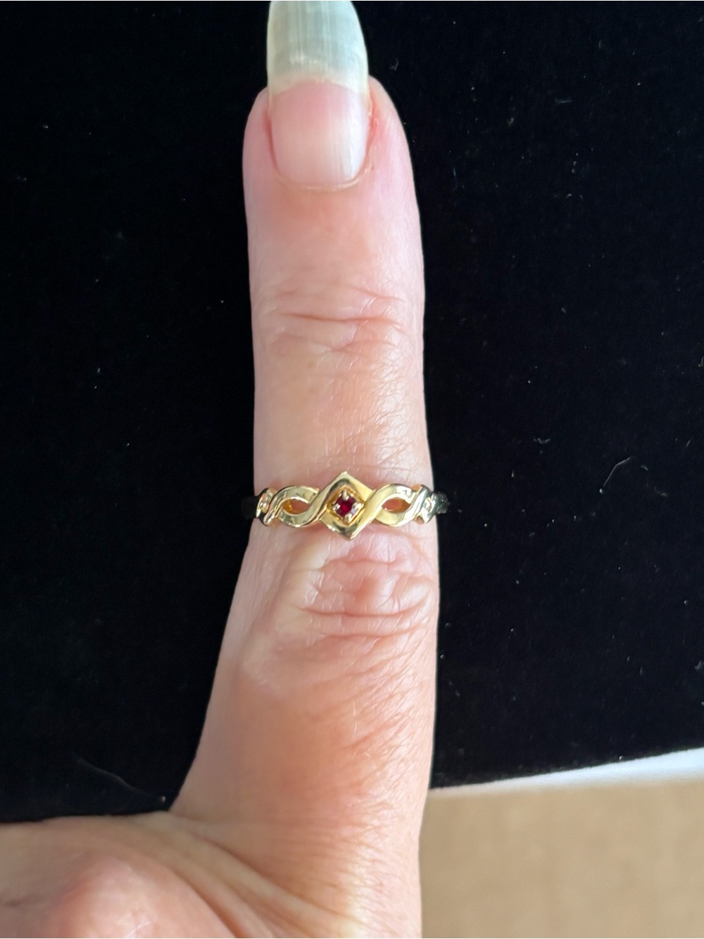 Vintage Avon “Infinity Twist” Gold-Tone Ring with Small Red Center Stone